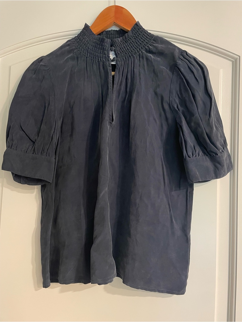 Evereve Navy Cupro Viscose Puff Sleeve Keyhole Button Blouse Size S